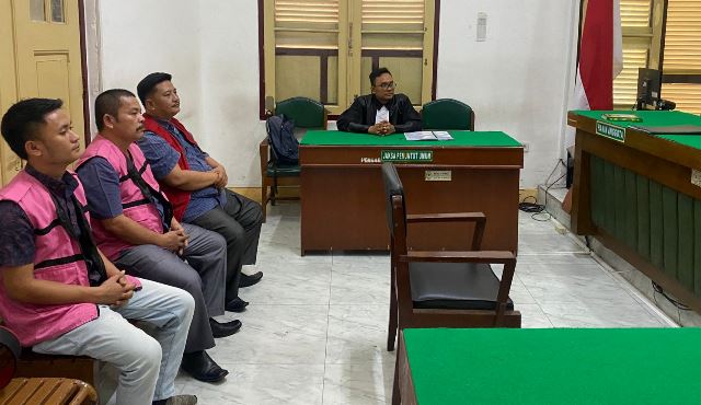 Tiga Terdakwa kasus korupsi di Desa Salo'o Kecamatan Ulu Moro'o, Kabupaten Nias Barat, menjalani sidang pada Rabu, 20 Agustus 2025. ISTIMEWA/BALUSENIAS.COM 