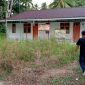 Kondisi Pustu Bakaru di Desa Siwalubanua I yang tampak tidak terawat dengan rumput liar di halaman depan bangunan. JOJOR MASIHOL MARITO/BALUSENIAS.COM
