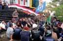 Kapolres Nias dan Komandan Kodim 0213/Nias duduk bersama para demostran, dan anggota dewan di tengah guyuran hujan pada Senin, 1 September 2025. JOJOR MASIHOL MARITO/BALUSENIAS.COM 