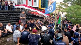 Kapolres Nias dan Komandan Kodim 0213/Nias duduk bersama para demostran, dan anggota dewan di tengah guyuran hujan pada Senin, 1 September 2025. JOJOR MASIHOL MARITO/BALUSENIAS.COM 