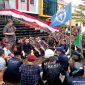 Kapolres Nias dan Komandan Kodim 0213/Nias duduk bersama para demostran, dan anggota dewan di tengah guyuran hujan pada Senin, 1 September 2025. JOJOR MASIHOL MARITO/BALUSENIAS.COM 