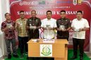 Kepala Kejaksaan Negeri Gunungsitoli, Parada Situmorang bersama jajaran, menunjukkan uang senilai Rp425 juta yang sebelumnya telah disita dari perkara korupsi Dana Desa Fadoro Bahili, Kecamatan Mandrehe, Kabupaten Nias Barat. ISTIMEWA/BALUSENIAS.COM