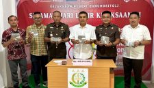 Kepala Kejaksaan Negeri Gunungsitoli, Parada Situmorang bersama jajaran, menunjukkan uang senilai Rp425 juta yang sebelumnya telah disita dari perkara korupsi Dana Desa Fadoro Bahili, Kecamatan Mandrehe, Kabupaten Nias Barat. ISTIMEWA/BALUSENIAS.COM