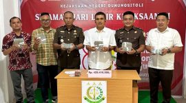 Kepala Kejaksaan Negeri Gunungsitoli, Parada Situmorang bersama jajaran, menunjukkan uang senilai Rp425 juta yang sebelumnya telah disita dari perkara korupsi Dana Desa Fadoro Bahili, Kecamatan Mandrehe, Kabupaten Nias Barat. ISTIMEWA/BALUSENIAS.COM