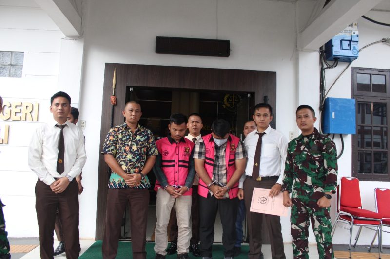 Tersangka ETG dan SG ditahan oleh Tim Jaksa Penyidik Seksi Tindak Pidana Khusus Kejaksaan Negeri Gunungsitoli pada Selasa. 2 September 2025. ISTIMEWA/BALUSENIAS.COM