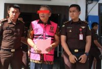 Bekas Kepala Dinas Pariwisata Dan Kebudayaan Kabupaten Nias Utara, Fotani Zai, dibawa Jaksa ke Lapas Kelas IIB Gunungsitoli pada Selasa (23/9/2015) sekira pukul 15.30 WIB. ISTIMEWA/BALUSENIAS.COM