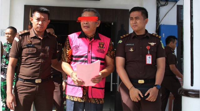 Bekas Kepala Dinas Pariwisata Dan Kebudayaan Kabupaten Nias Utara, Fotani Zai, dibawa Jaksa ke Lapas Kelas IIB Gunungsitoli pada Selasa (23/9/2015) sekira pukul 15.30 WIB. ISTIMEWA/BALUSENIAS.COM