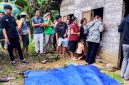 Warga Desa Sisarahili, Kecamatan Namohalu Esiwa mengerumuni rumah korban yang menjadi tempat kejadian perkara. ISTIMEWA/BALUSENIAS.COM 