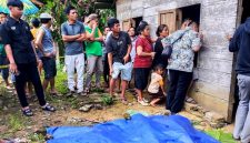 Warga Desa Sisarahili, Kecamatan Namohalu Esiwa mengerumuni rumah korban yang menjadi tempat kejadian perkara. ISTIMEWA/BALUSENIAS.COM 