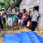 Warga Desa Sisarahili, Kecamatan Namohalu Esiwa mengerumuni rumah korban yang menjadi tempat kejadian perkara. ISTIMEWA/BALUSENIAS.COM 