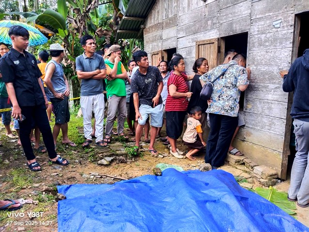 Warga Desa Sisarahili, Kecamatan Namohalu Esiwa mengerumuni rumah korban yang menjadi tempat kejadian perkara. ISTIMEWA/BALUSENIAS.COM 