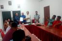 Darianus Lahagu mewakili Gerakan Masyarakat Nias Utara (Granat) menyerahkan 10 tuntutan kepada Ketua DPRD Nias Utara, Ya'aman Telaumbanua. ARMAN SALEH HAREFA/BALUSENIAS.COM
