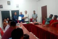 Darianus Lahagu mewakili Gerakan Masyarakat Nias Utara (Granat) menyerahkan 10 tuntutan kepada Ketua DPRD Nias Utara, Ya'aman Telaumbanua. ARMAN SALEH HAREFA/BALUSENIAS.COM