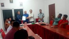 Darianus Lahagu mewakili Gerakan Masyarakat Nias Utara (Granat) menyerahkan 10 tuntutan kepada Ketua DPRD Nias Utara, Ya'aman Telaumbanua. ARMAN SALEH HAREFA/BALUSENIAS.COM