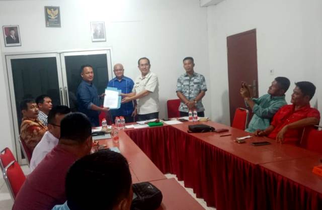 Darianus Lahagu mewakili Gerakan Masyarakat Nias Utara (Granat) menyerahkan 10 tuntutan kepada Ketua DPRD Nias Utara, Ya'aman Telaumbanua. ARMAN SALEH HAREFA/BALUSENIAS.COM