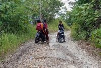 Kondisi di salah satu titik ruas jalan menuju Dusun I Desa Siwalubanua I, Kecamatan Gunungsitoli Idanoi, Kota Gunungsitoli. ELISANDI KRISTIAN ZEBUA/BALUSENIAS.COM