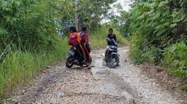 Kondisi di salah satu titik ruas jalan menuju Dusun I Desa Siwalubanua I, Kecamatan Gunungsitoli Idanoi, Kota Gunungsitoli. ELISANDI KRISTIAN ZEBUA/BALUSENIAS.COM