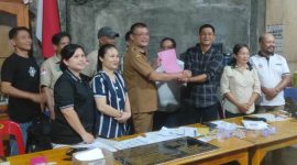 Penjabat Kepala Desa Sihare'o II Tabaloho, Yuliaman Harefa menerima dokumen RKPDes dari Ketua BPD, Fernius Mendrofa dalam Musyawarah Desa digelar pada Selasa, 7 Oktober 2025. SAROFATI LASE/BALUSENIAS.COM