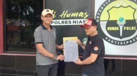 Ketua DPW LSM Garuda Nasional Provinsi Sumatera Utara, Hermansyah Telaumbanua, menunjukkan dokumen laporan pengaduan di Polres Nias pada Selasa, 7 Oktober 2025. SAROFATI LASE/BALUSENIAS.COM 