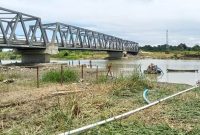 Penambangan pasir diduga tanpa izin yang berjarak sekitar 20 meter dari Jembatan Muara Sungai Oyo. HASRAT HULU/BALUSENIAS.COM  