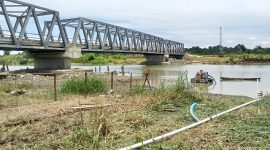 Penambangan pasir diduga tanpa izin yang berjarak sekitar 20 meter dari Jembatan Muara Sungai Oyo. HASRAT HULU/BALUSENIAS.COM  