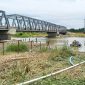 Penambangan pasir diduga tanpa izin yang berjarak sekitar 20 meter dari Jembatan Muara Sungai Oyo. HASRAT HULU/BALUSENIAS.COM  