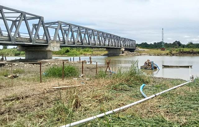 Penambangan pasir diduga tanpa izin yang berjarak sekitar 20 meter dari Jembatan Muara Sungai Oyo. HASRAT HULU/BALUSENIAS.COM  