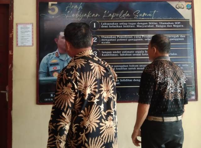 Dua tokoh menghadiri panggilan penyidik Satreskrim Polres Nias untuk memberikan keterangan terkait laporan pengaduan dugaan pemalsuan data di SDN Mbombolakha. TEMASOKHI ZEBUA/BALUSENIAS.COM