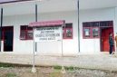 Guru-guru di SD Negeri 078474 Mbombolakha Desa Siofabanua, Kecamatan Bawolato, Kabupaten Nias sedang berbincang saat jeda mengajar. JOJOR MASIHOL MARITO/BALUSENIAS.COM
