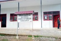 Guru-guru di SD Negeri 078474 Mbombolakha Desa Siofabanua, Kecamatan Bawolato, Kabupaten Nias sedang berbincang saat jeda mengajar. JOJOR MASIHOL MARITO/BALUSENIAS.COM