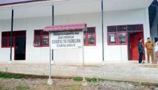 Guru-guru di SD Negeri 078474 Mbombolakha Desa Siofabanua, Kecamatan Bawolato, Kabupaten Nias sedang berbincang saat jeda mengajar. JOJOR MASIHOL MARITO/BALUSENIAS.COM