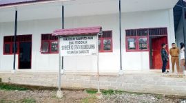 Guru-guru di SD Negeri 078474 Mbombolakha Desa Siofabanua, Kecamatan Bawolato, Kabupaten Nias sedang berbincang saat jeda mengajar. JOJOR MASIHOL MARITO/BALUSENIAS.COM