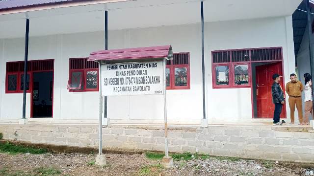 Guru-guru di SD Negeri 078474 Mbombolakha Desa Siofabanua, Kecamatan Bawolato, Kabupaten Nias sedang berbincang saat jeda mengajar. JOJOR MASIHOL MARITO/BALUSENIAS.COM