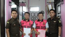 Yaredi Laoli dan Ehaogo Laoli selaku Kepala Desa dan Sekretaris Desa Tuhegeo II, masih tersenyum saat ditahan Jaksa pada Rabu, 14 Januari 2026. ISTIMEWA/BALUSENIAS.COM