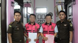 Yaredi Laoli dan Ehaogo Laoli selaku Kepala Desa dan Sekretaris Desa Tuhegeo II, masih tersenyum saat ditahan Jaksa pada Rabu, 14 Januari 2026. ISTIMEWA/BALUSENIAS.COM